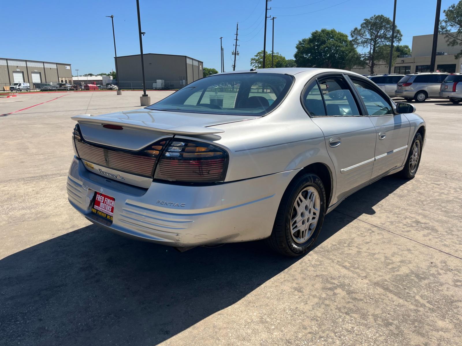 2005 SILVER /gray Pontiac Bonneville SE (1G2HX52K45U) with an 3.8L V6 OHV 12V engine, 4-Speed Automatic Overdrive transmission, located at 14700 Tomball Parkway 249, Houston, TX, 77086, (281) 444-2200, 29.928619, -95.504074 - Photo #6